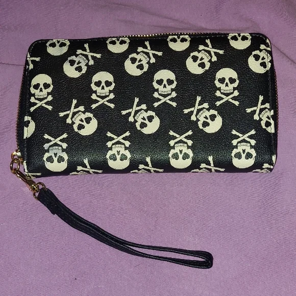 Betsey Johnson Black Wallet with White/Bone Skull Print and Gold Accents - Picture 3 of 7